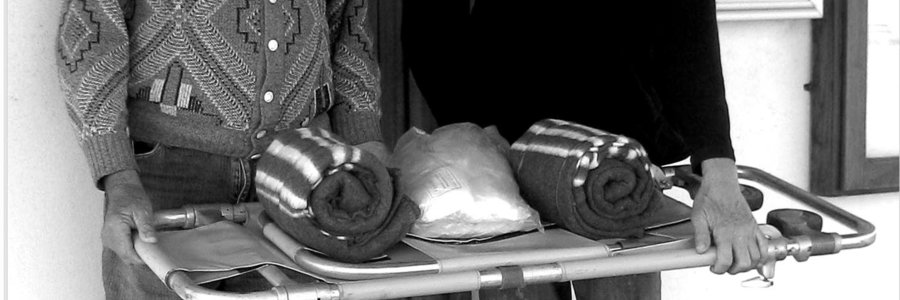 Koos de Kock, afgetrede SAMSA Ondersoek-/Veiligheids-beampte, het onlangs surplus voorraad, wat sy eiendom was, aan Pearly Beach Noodhulp geskenk. Van die items is â€˜n opvoubare draagbaar, â€œspace blanketsâ€, verbande, komberse en nog meer. Die noodhulpkamer het die items met groot waardering ontvang en is ook dankbaar dat Koos aan hulle gedink het. Links is Koos de Kock saam met Hakkie van Pearly Beach Noodhulp wat die goedere in ontvangs geneem het.